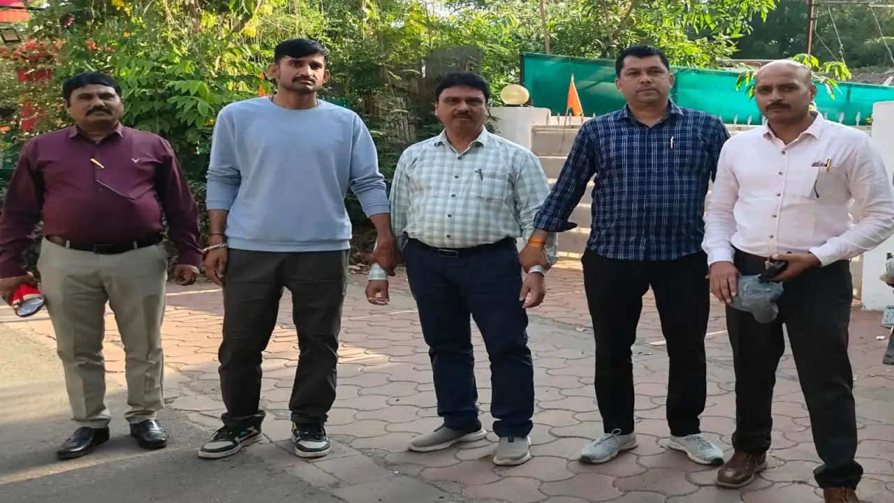 PWD officers bribe trap Indore Lokayukta 2026