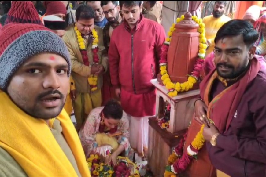 मंदिर के पुजारियों के साथ कंगना।