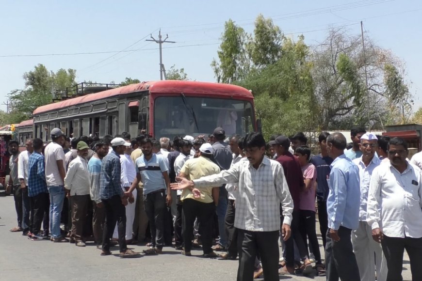 धुले में बस न रुकने पर ग्रामीणों का हाईवे पर हंगामा: चक्का जाम, प्रशासन की लापरवाही उजागर! पढ़ें पूरी खबर