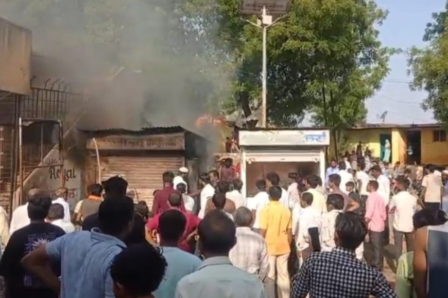 धुले: मोबाइल दुकान में लगी भीषण आग, लाखों का नुकसान, ग्रामीणों की सतर्कता से टली बड़ी घटना
